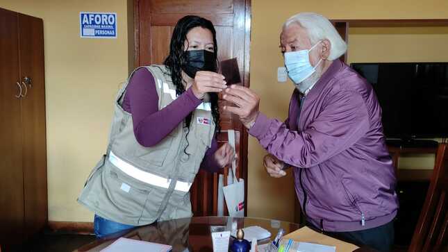  Reconocido fotógrafo Roberto Arce Tuesta dona negativos de históricas imágenes de Kuélap a la DDC Amazonas