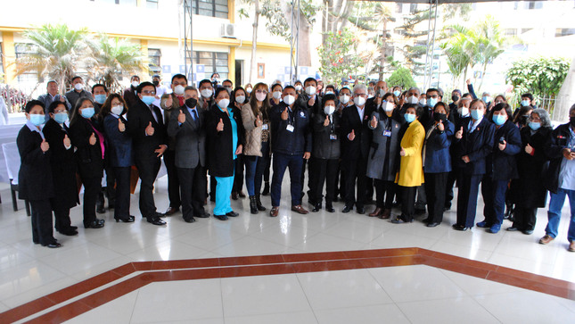 Imagen del director del Hospital junto a su equipo de gestión y personal de la salud celebrando un año mas de aniversario del hospital