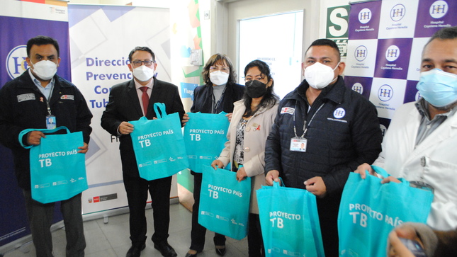 Imagen del director del Hospital junto a personal del mencionado nosocomio inaugurando unidad especializada en tuberculosis