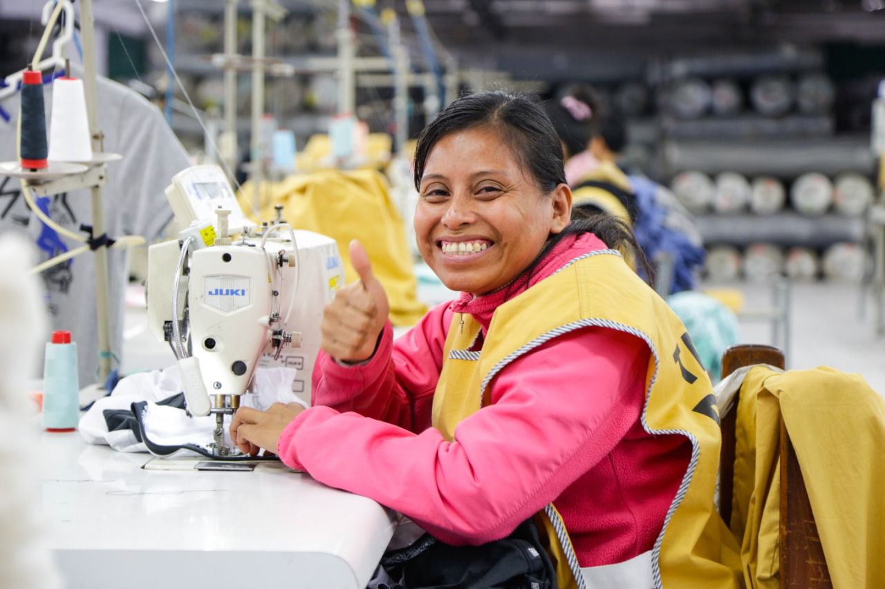 Imagen de mujer del sector textil y confecciones