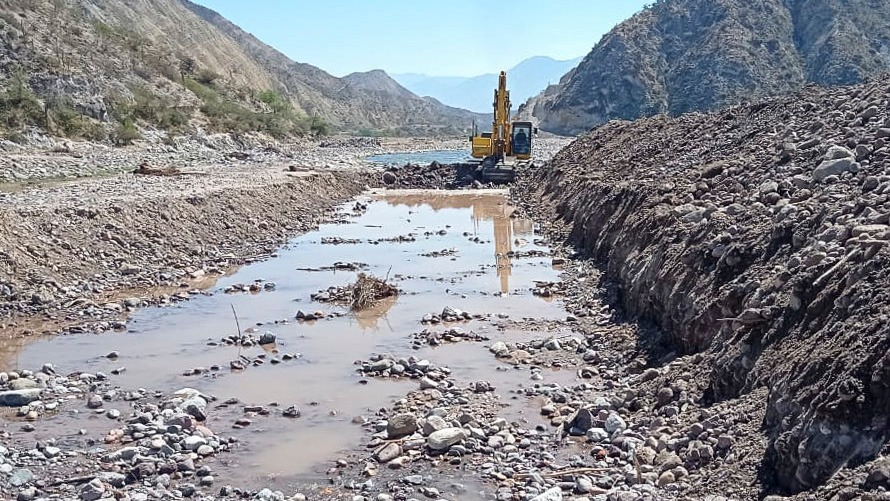 Se aprecia cómo los trabajos están ampliando el cauce del río