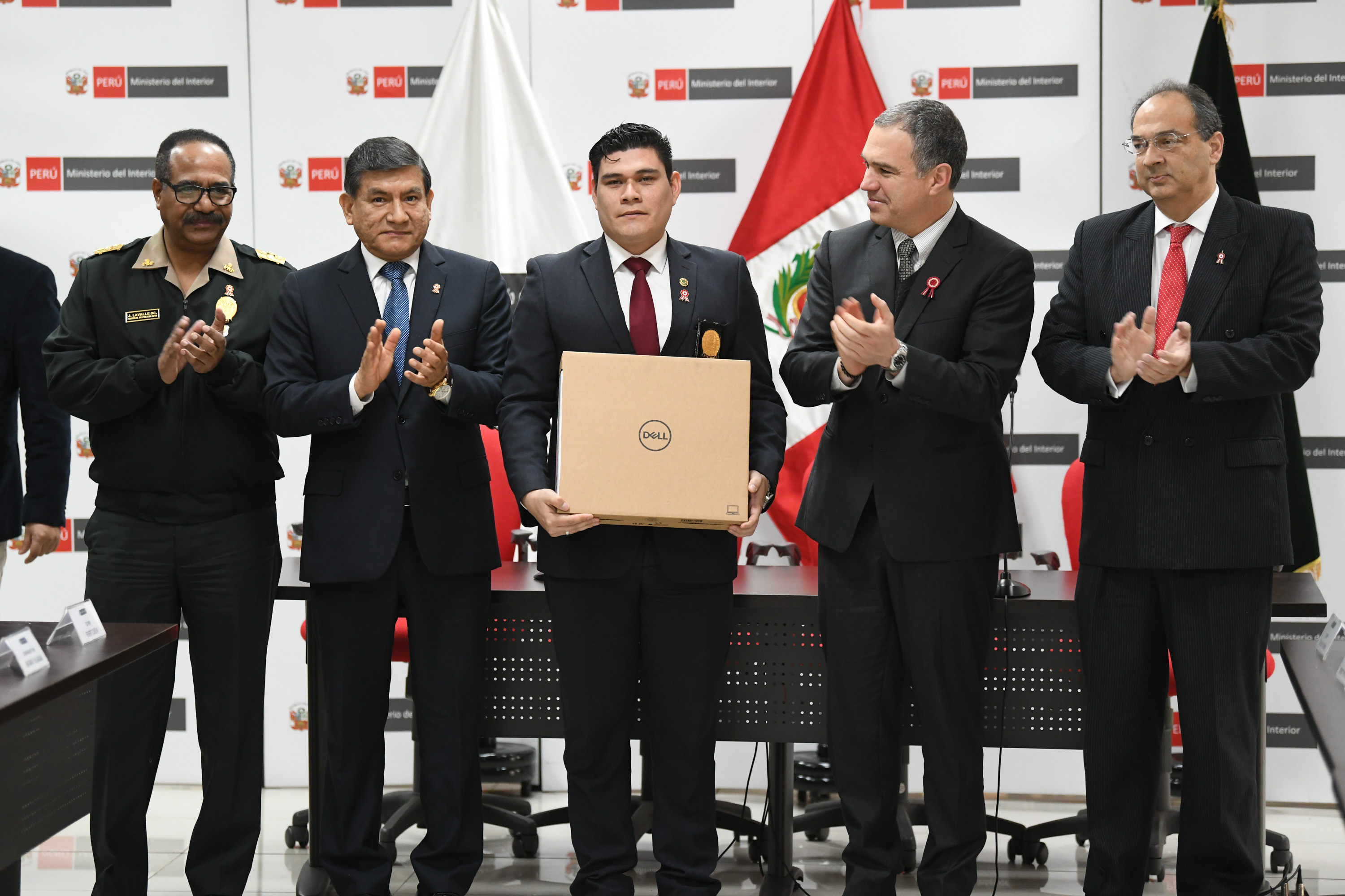 Premier Del Solar y ministro Morán reconocen a policías por acciones destacadas.