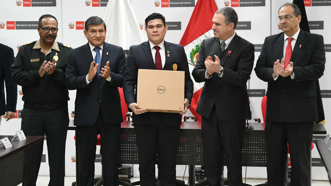 Premier Del Solar y ministro Morán reconocen a policías por acciones destacadas.