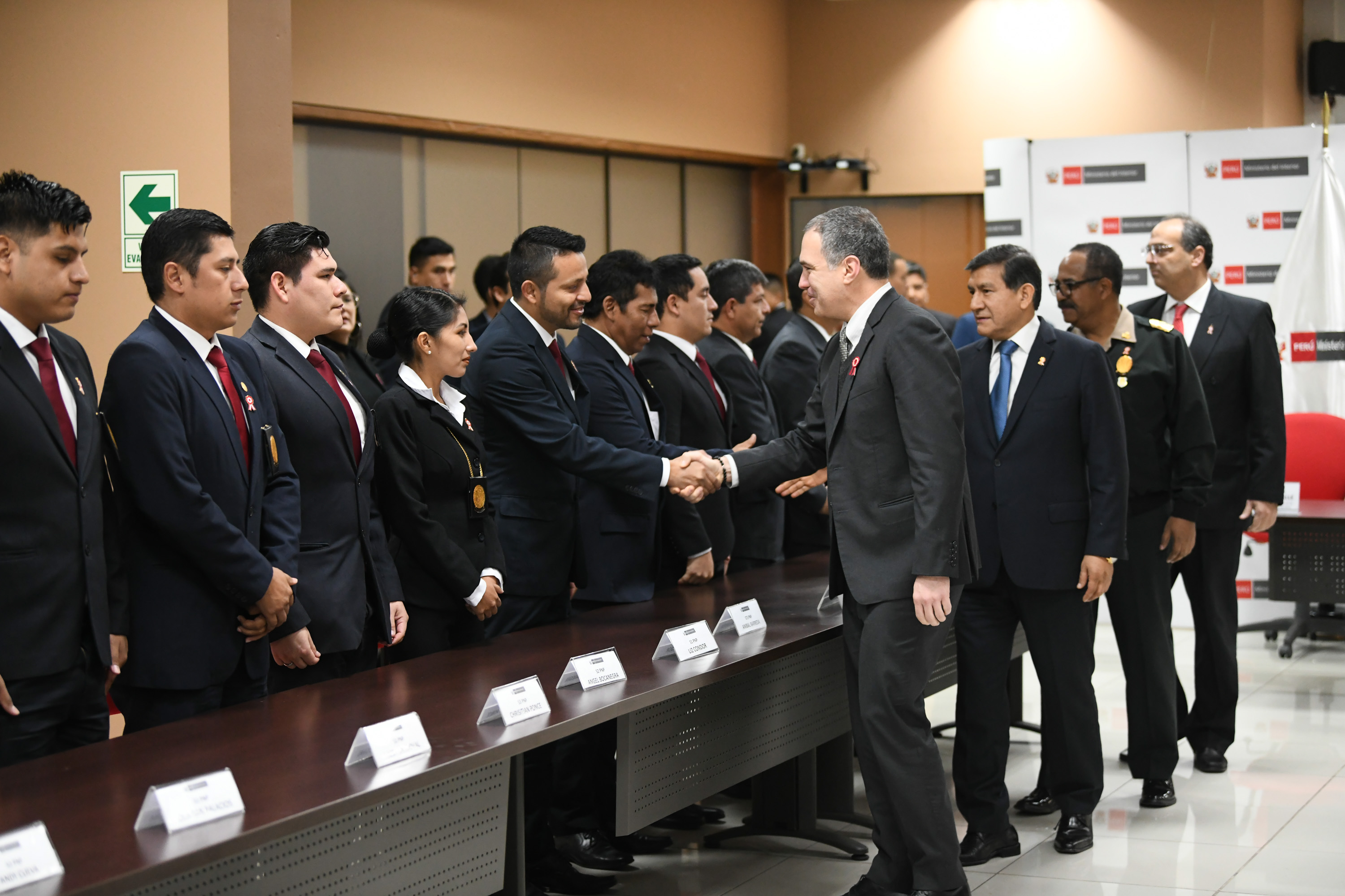 Premier Del Solar y ministro Morán reconocen a policías por acciones destacadas.