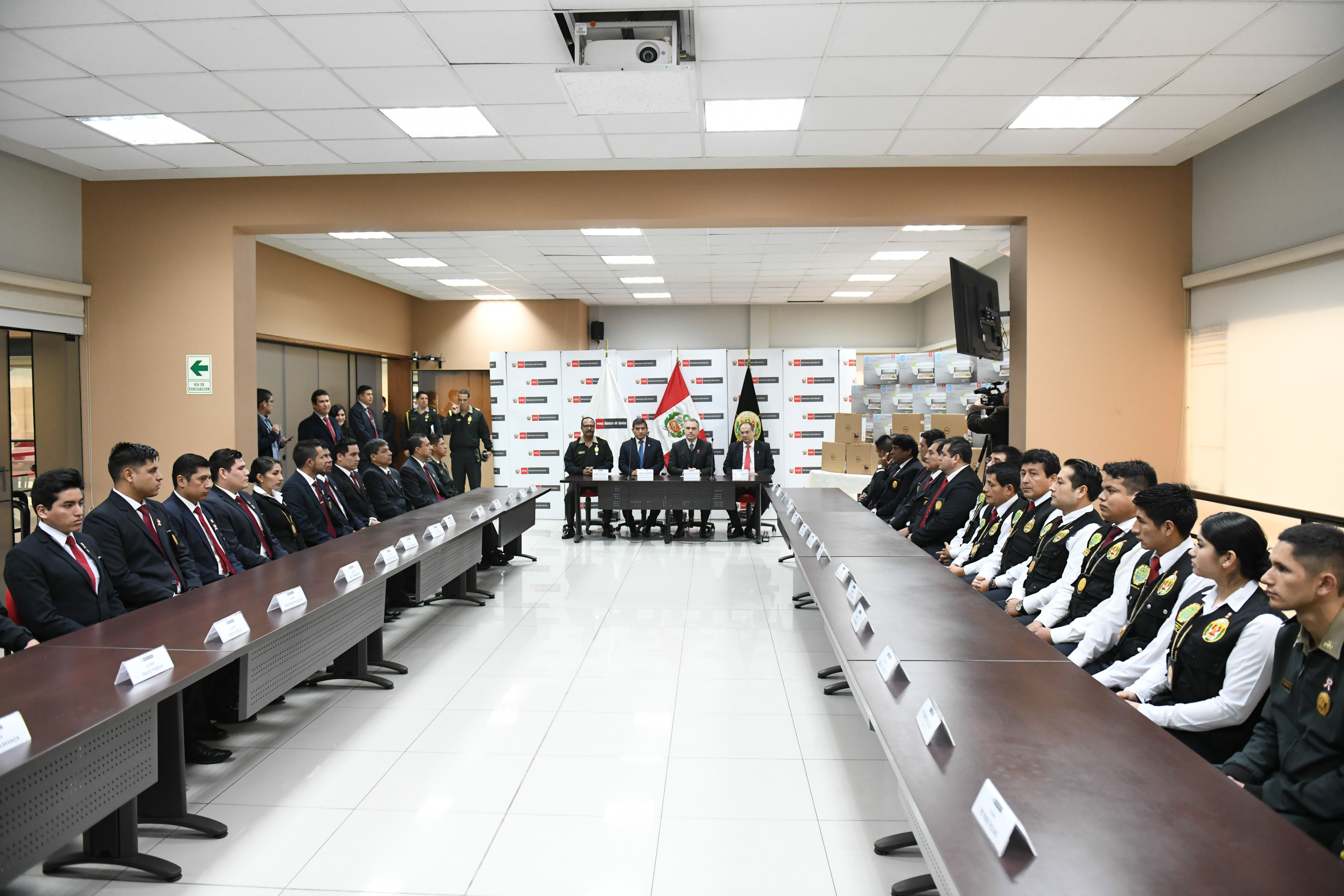 Premier Del Solar y ministro Morán reconocen a policías por acciones destacadas.
