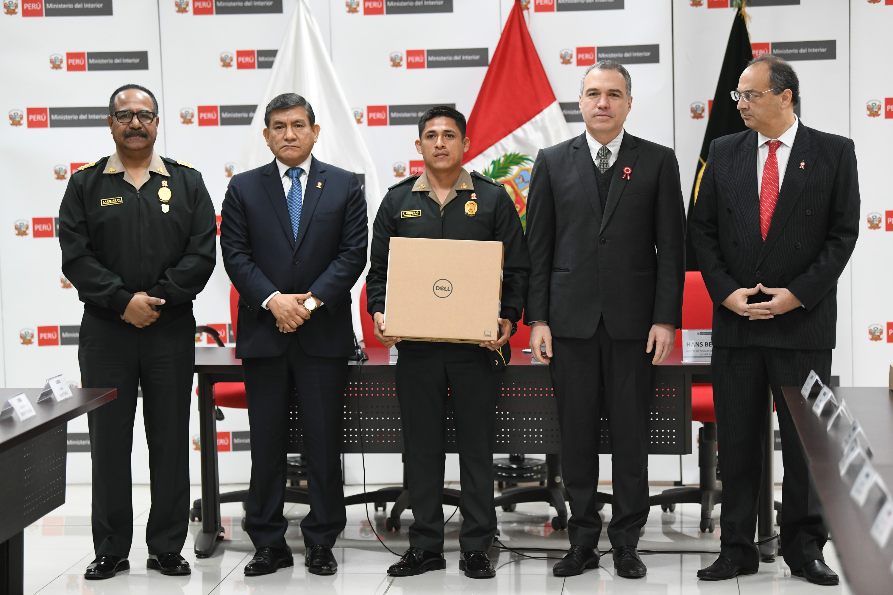Premier Del Solar y ministro Morán reconocen a policías por acciones destacadas.