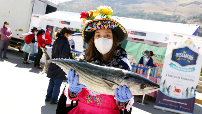 Imagen de mujer sosteniendo un pescado