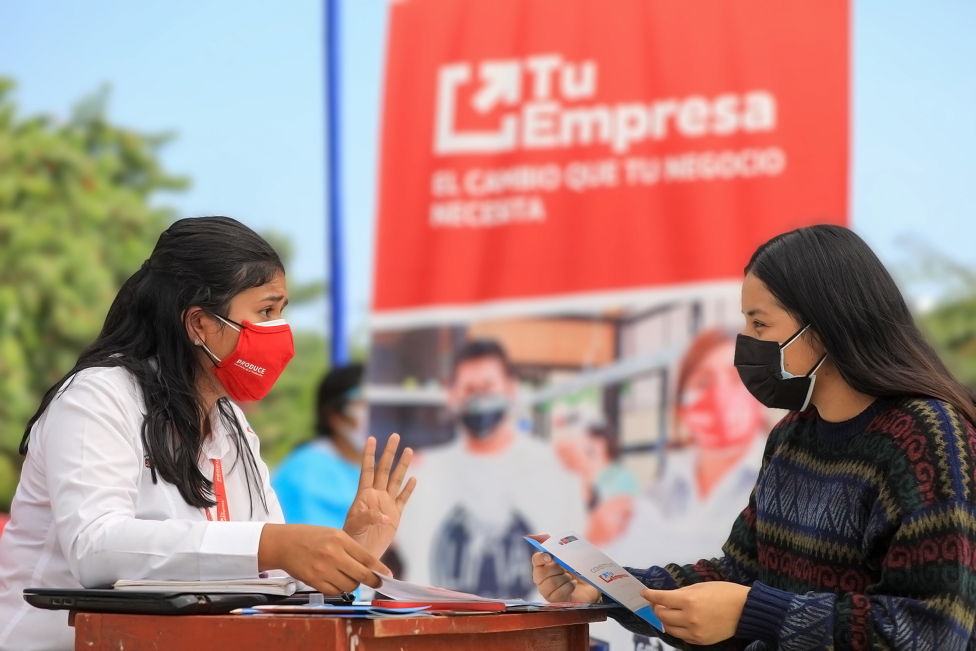 Imagen de funcionaria del programa "Tu Empresa" atendiendo a una ciudadana