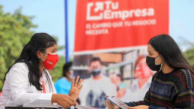 Imagen de funcionaria del programa "Tu Empresa" atendiendo a una ciudadana