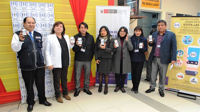 En la foto aparece la directora general del hospital, Aída Palacios Ramírez, junto a otras personas mostrando el aplicativo en su celular.