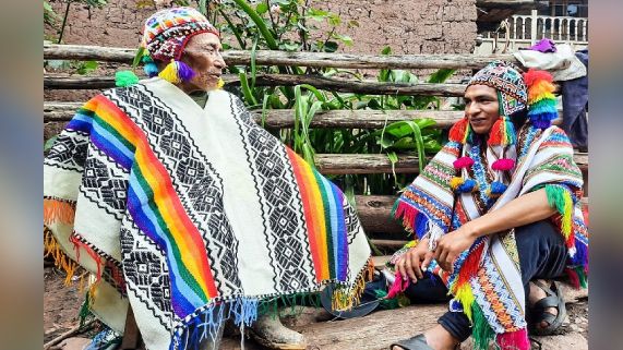 Rubén Yucra al lado de un sabio quechua