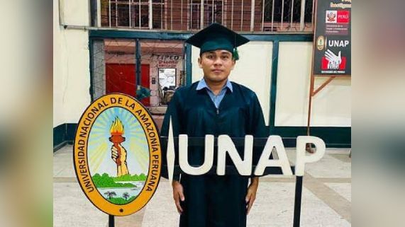 Joselito Del Águila el día de su graduación de la universidad