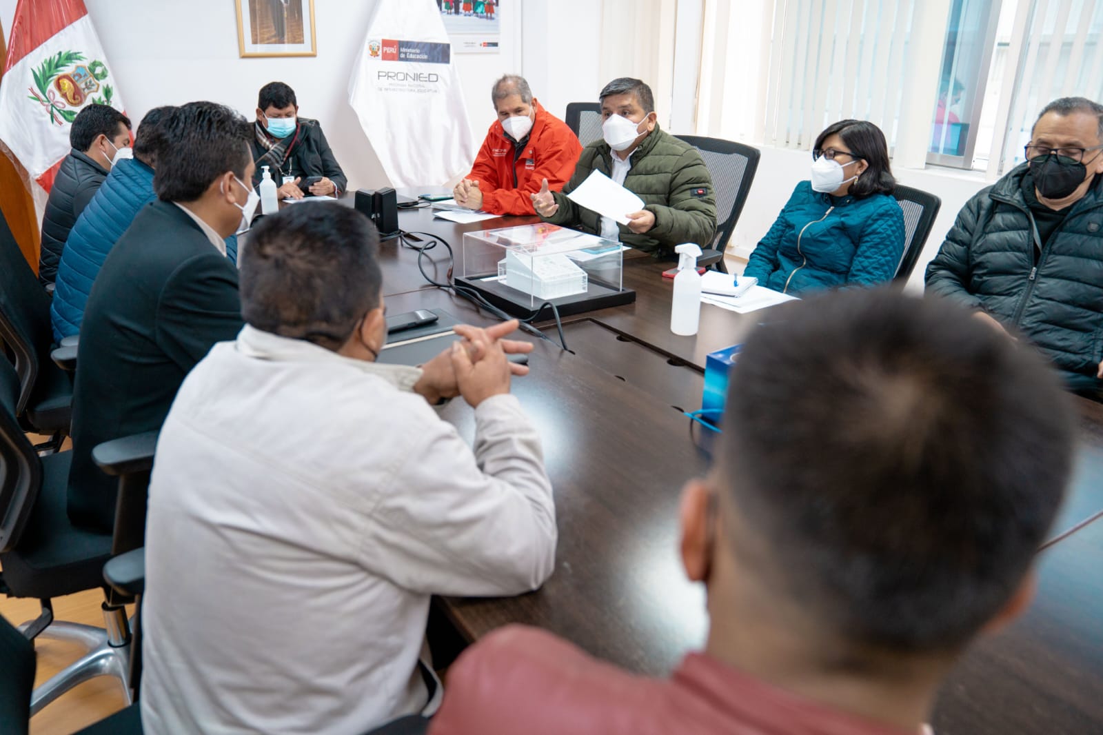 Fotografía de reunión entre representantes de la IE 86019 LA Libertad de Áncash