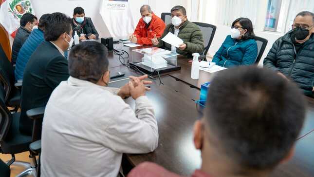 Fotografía de reunión entre representantes de la IE 86019 LA Libertad de Áncash