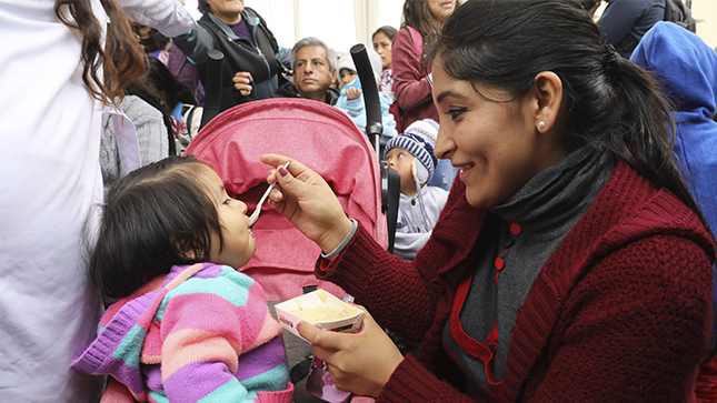 Se ve niño menor de un año recibiendo de su madre comida a base de sangrecita.