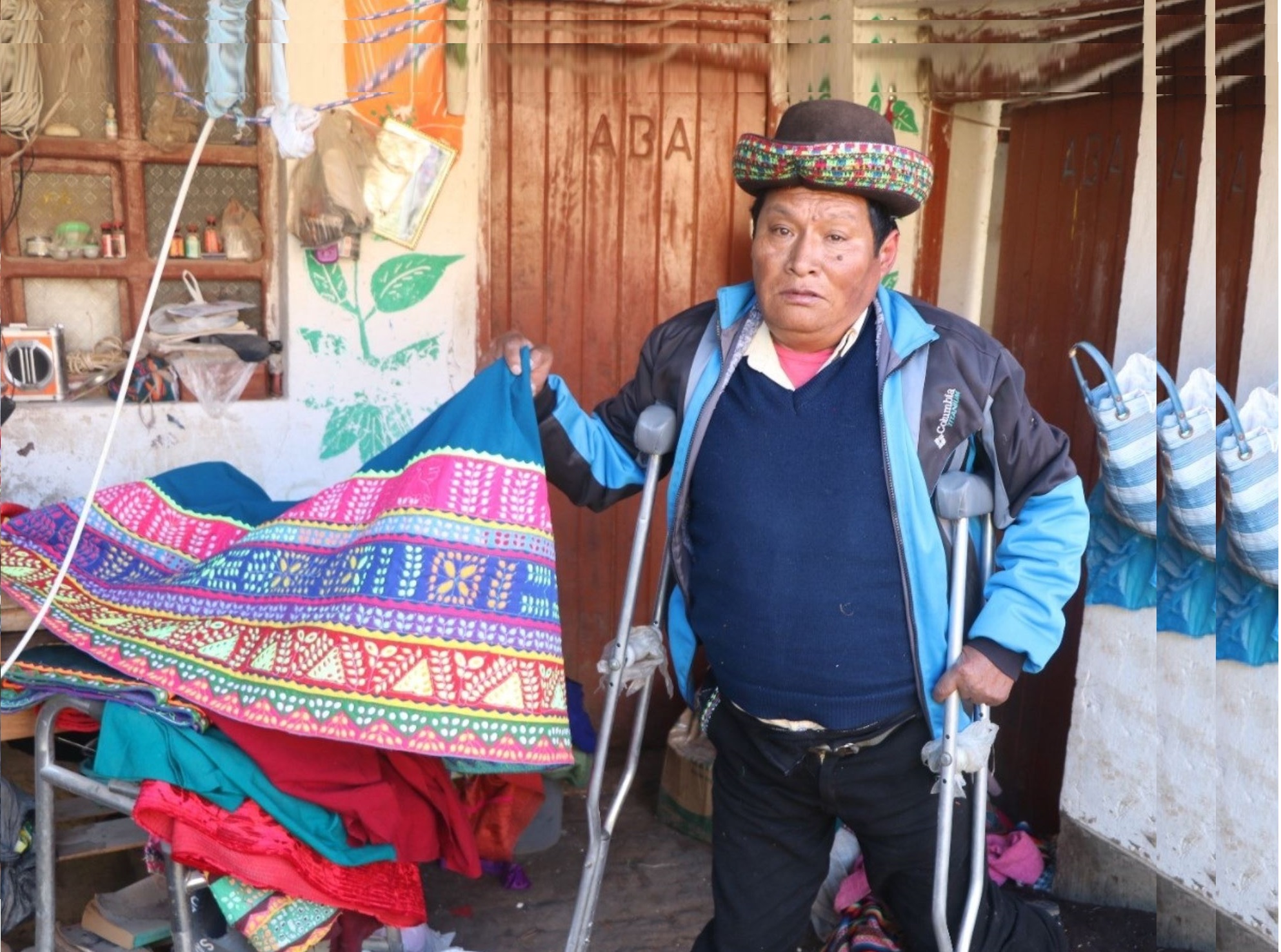 Una persona con discapacidad emprendedora con la presentación de sus polleras. Emprendimiento realizado por Pensión con Discapacidad severa.