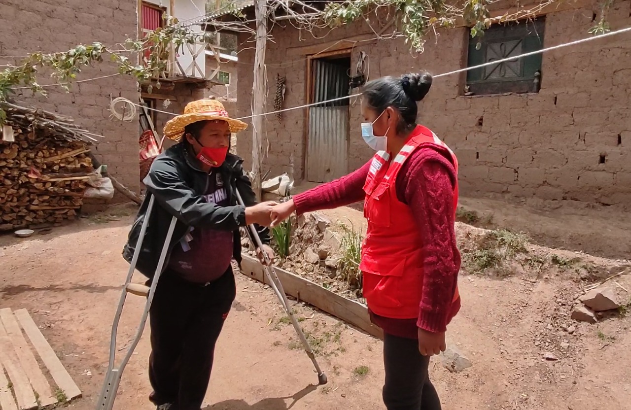 Usuario del programa y personal del Programa CONTIGO, hace choque de puño, afirmando a solida realción que tienen.