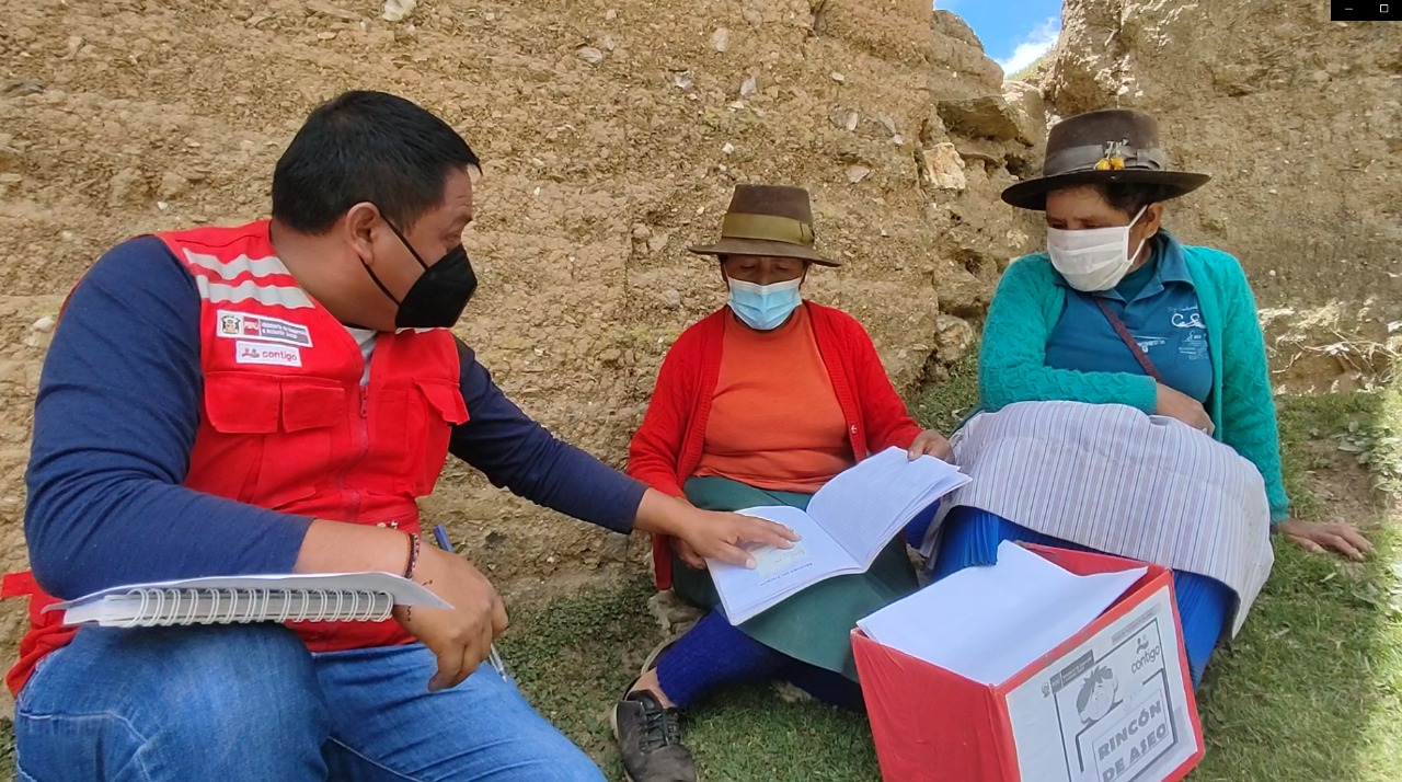 Personal de CONTIGO, apoyando a los usuarios del programa a reconocer sus derechos.