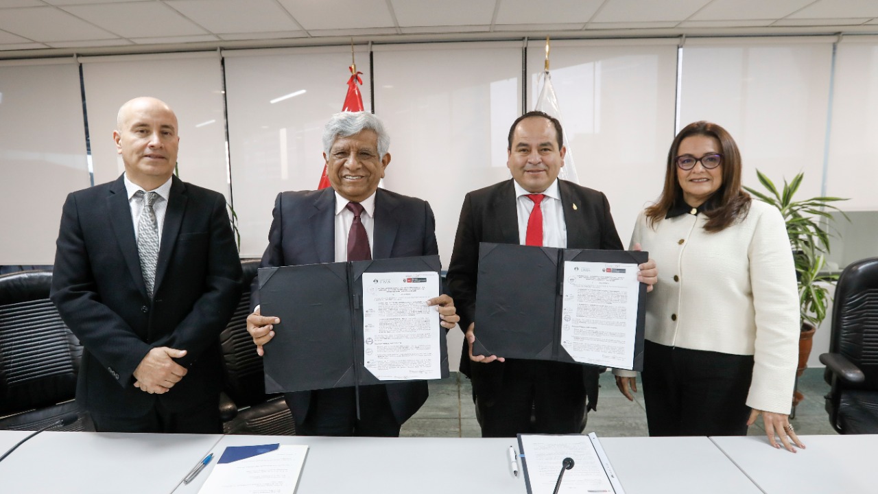 Ministro de Vivienda y alcalde de Lima muestran convenio suscrito, en compañía de funcionarios.