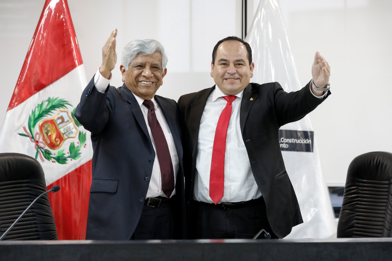 Ministro de Vivienda y alcalde Lima se abrazan tras firma de convenio.