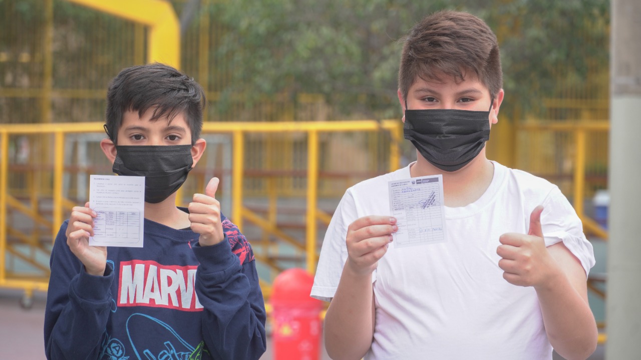 Estudiantes del Colegio La Salle se protegen contra la COVID-19, influenza y otras enfermedades