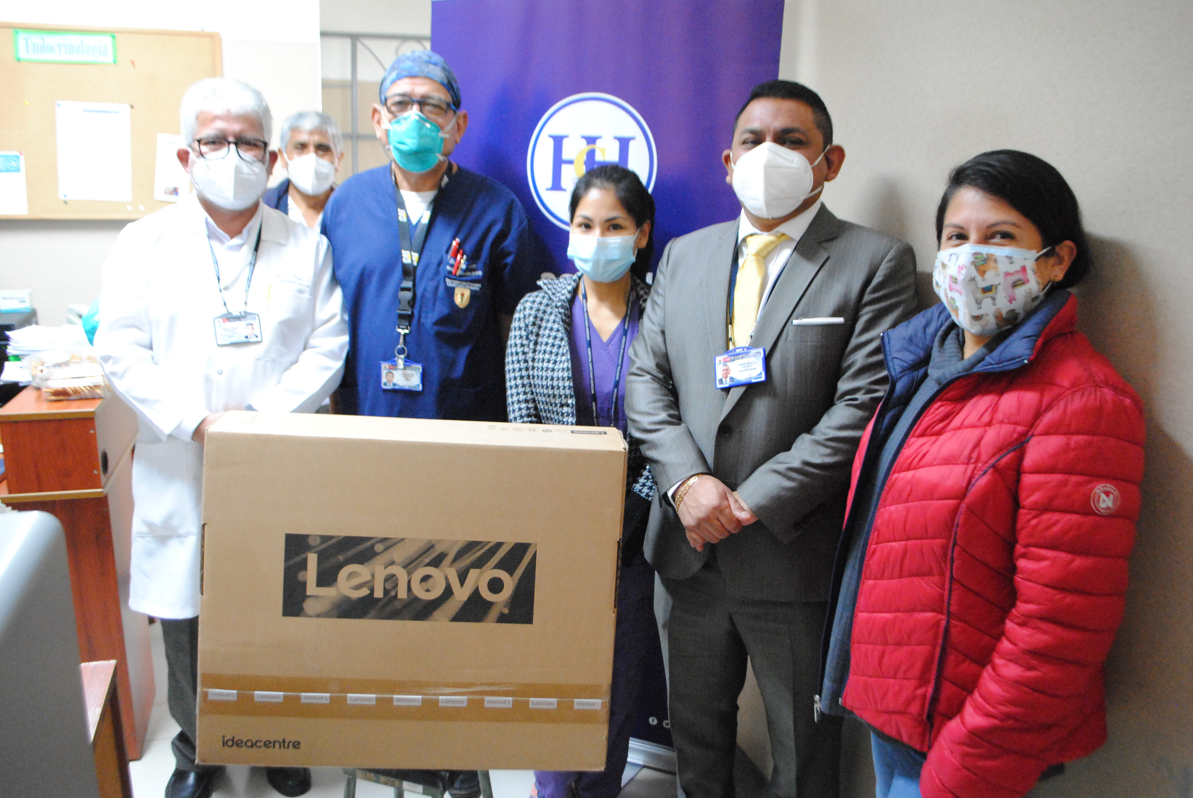 Imagen de la doctora Carmen Rosa Zuloaga Salas, médico residente del Servicio de Endocrinología, junto al director del hospital y el personal del servicio. 