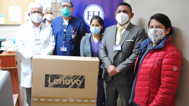 Imagen de la doctora Carmen Rosa Zuloaga Salas, médico residente del Servicio de Endocrinología, junto al director del hospital y el personal del servicio. 