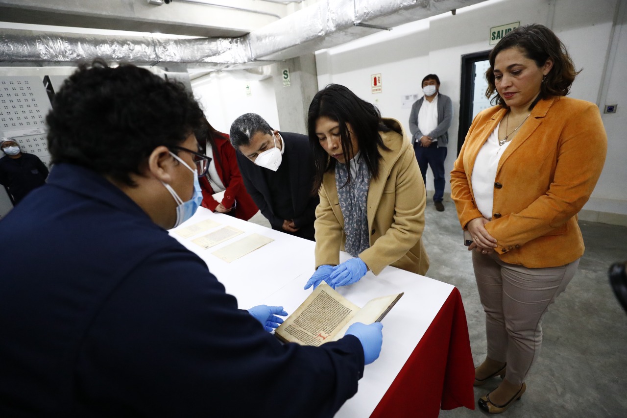 Ministra Betssy Chavez promoverá las ‘Bibliotecas virtuales’ como parte de Política Nacional del Libro, la Lectura y las Bibliotecas al 2030