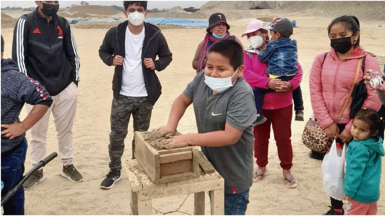 En Chan Chan realizaron talleres de elaboración de adobes para sensibilizar esfuerzo de nuestros antepasados