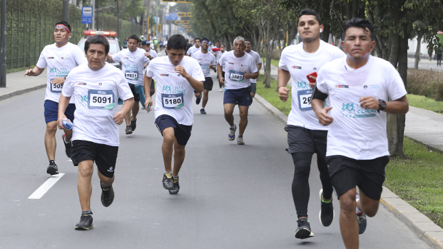 Se ve un grupo de jóvenes corriendo.