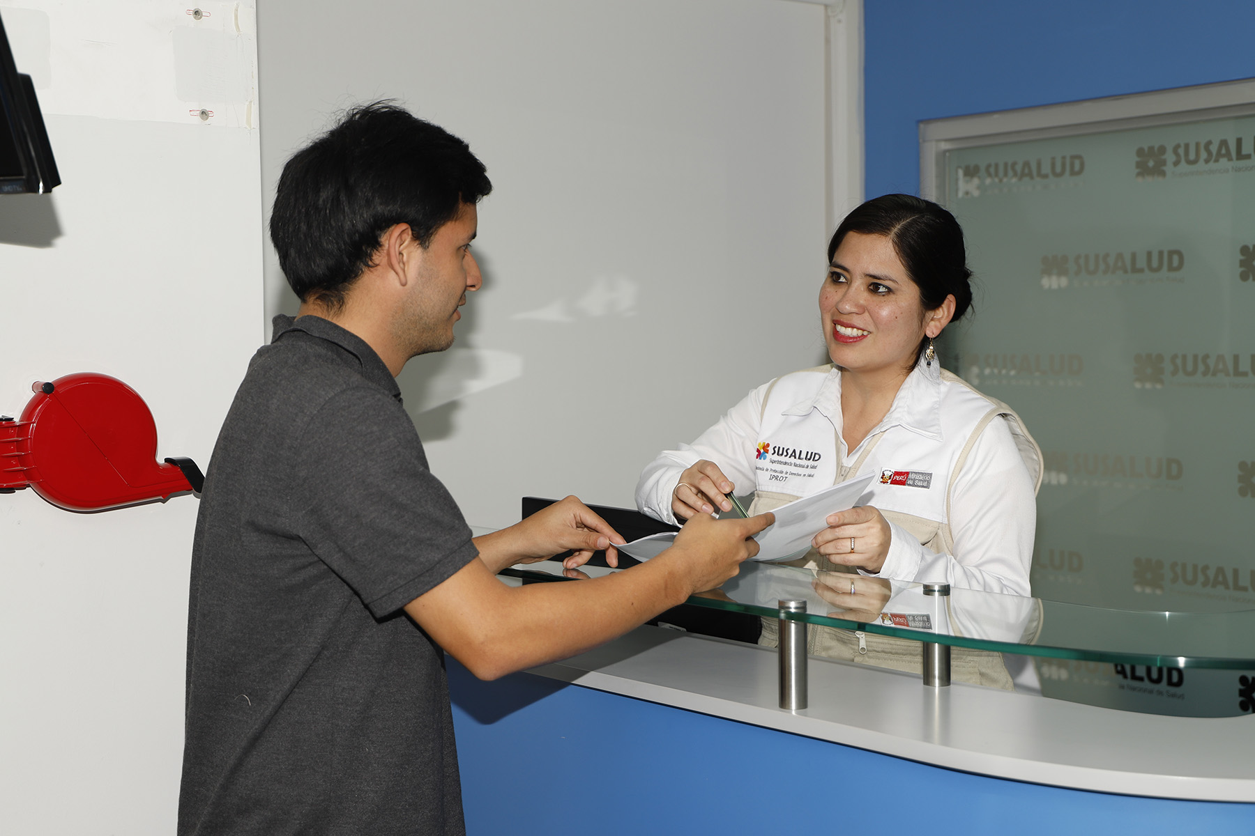 Personal de SUSALUD atiende a un usuarios de un establecimiento de salud. 