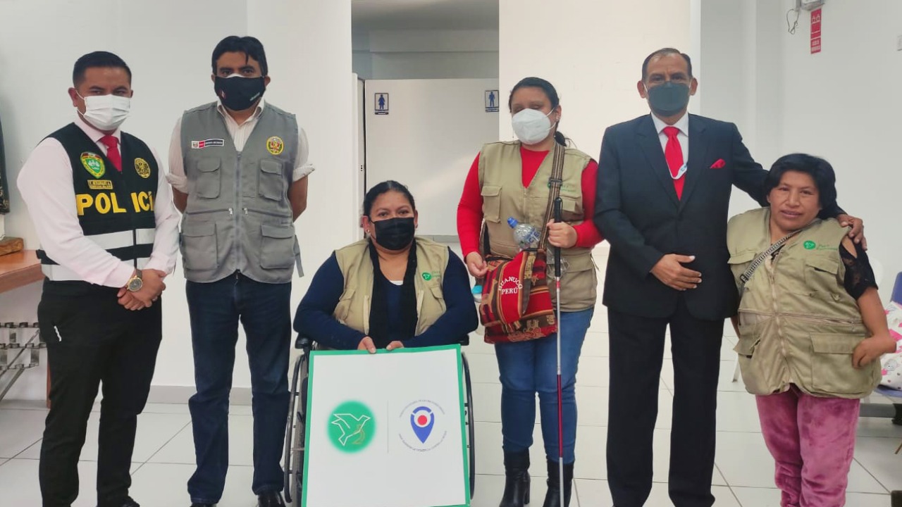 Mininter capacita a más de 200 vecinos con discapacidad para prevenir el delito, Más de 200 vecinos con discapacidad de Lima, Callao y Tarapoto han sido capacitados por el Ministerio del Interior (Mininter) en temas de seguridad ciudadana, para fortalecer la prevención del delito y la autoprotección, mediante el proyecto “Entornos seguros inclusivos”.
Dicho proyecto, implementado por el Mininter, promueve la participación de personas con discapacidad, a quienes capacita en diversos aspectos vinculados con la seguridad ciudadana, contribuyendo así a reducir la violencia y la inseguridad en su comunidad.
En la capacitación intervienen la Policía Nacional del Perú (PNP), los gobiernos locales y otros actores comunitarios, abordando entre sus temas el procedimiento para la atención de denuncias, la prevención de hechos contra la integridad física y patrimonial, entre otros.
“La intervención contribuye a que personas con discapacidad ejerzan su derecho a una vida libre de violencia, desde la línea preventiva en materia de seguridad ciudadana”, indicó Carlos Chávez, director de Participación Ciudadana del Mininter.
Para este año, añadió, se espera capacitar a un total de 500 personas con discapacidad, de diferentes edades, quienes residen en las zonas de mayor incidencia delictiva.
En una etapa posterior, se espera que la población capacitada y empoderada por esta iniciativa pueda generar un efecto replicador, difundiendo en sus respectivas comunidades los conocimientos brindados en las jornadas de instrucción.
Asimismo, se tiene previsto fortalecer sus capacidades en materia de inclusión para las Secciones de Policía Comunitaria, dedicadas a fomentar la participación de la ciudadanía en la prevención del delito y la violencia.
Todas estas acciones se encuentran enmarcadas en el compromiso del Mininter para fortalecer y modernizar sus servicios bajo un enfoque inclusivo, que garantice una atención sin distinción a toda la ciudadanía.