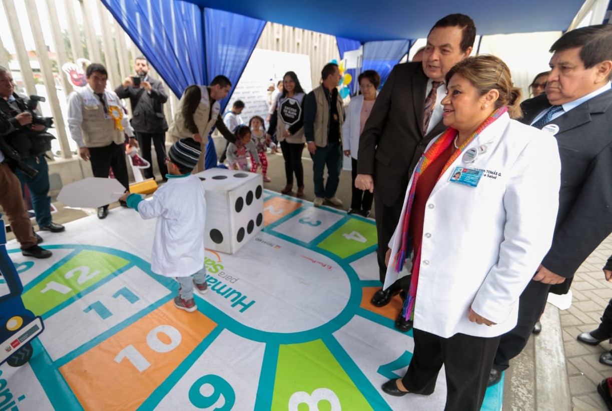 En la foto aparece la Ministra de Salud junto al viceministro de Prestaciones y Aseguramiento en Salud del Minsa, y el Superintendente de Susalud, durante su visita en el INSN SB.