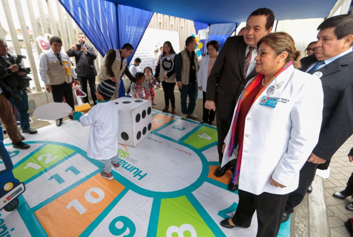 En la foto aparece la Ministra de Salud junto al viceministro de Prestaciones y Aseguramiento en Salud del Minsa, y el Superintendente de Susalud, durante su visita en el INSN SB. 