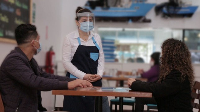 Imagen de personas en un restaurante