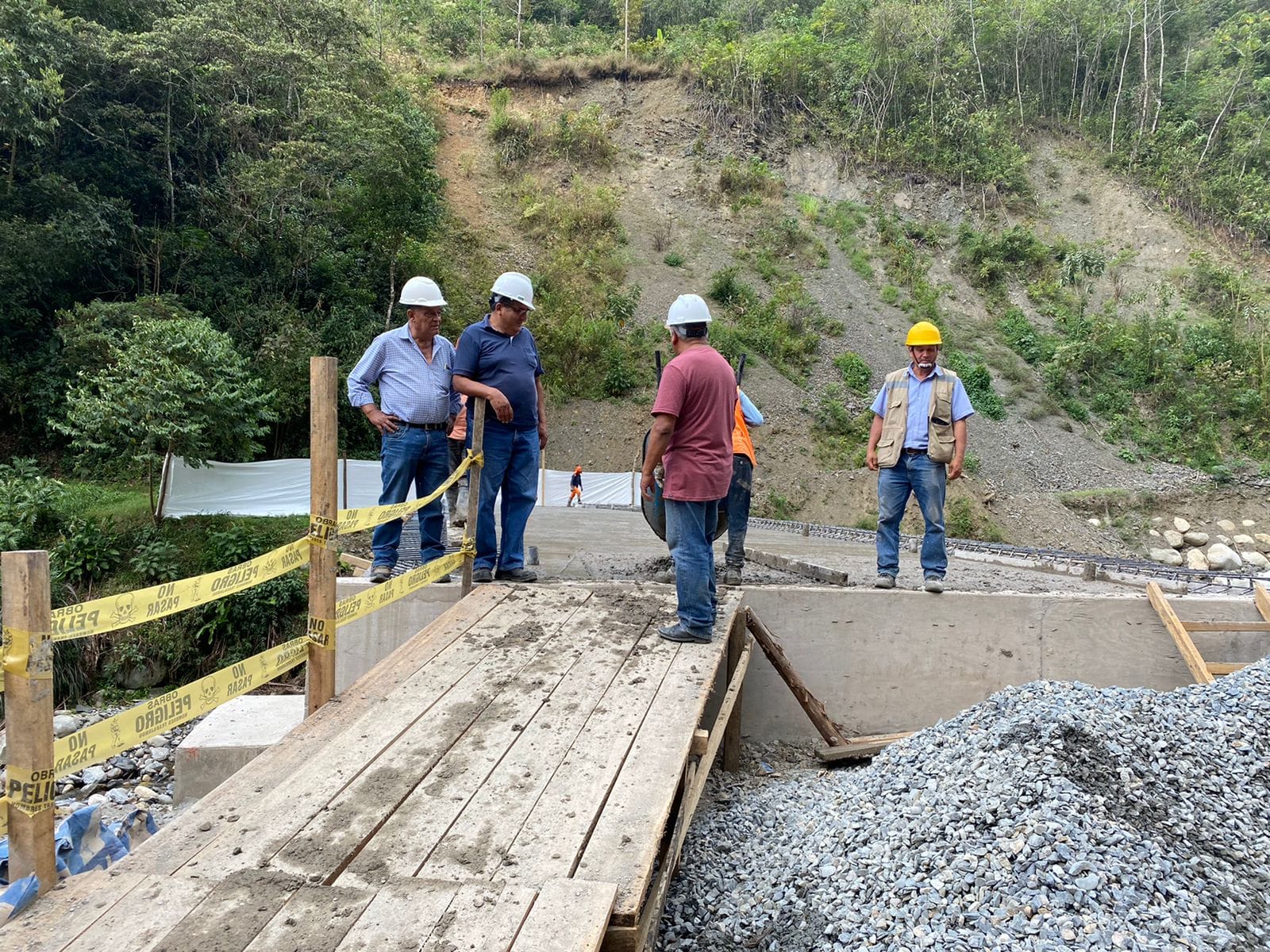 Completan componente de la losa de rodadura del puente Poromate