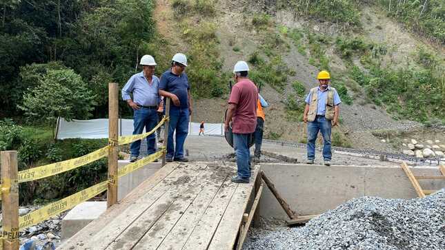 Completan componente de la losa de rodadura del puente Poromate
