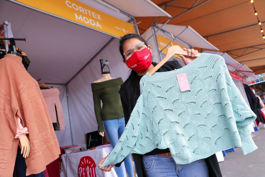 Imagen de comerciante en la feria Gamarra Imparable en Chorrillos