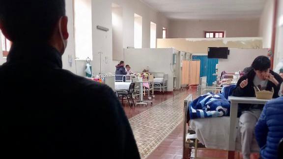 Instituto Nacional de Ciencias Neurológicas salvó a niño con cráneo roto y paciente regresa agradecido después de 18 años