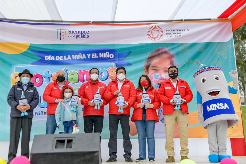 Una mañana llena de alegría y diversión vivieron cientos de niñas y niños de distintas zonas de la capital que llegaron al Parque Zonal Huáscar, en el distrito de Villa El Salvador, para participar en la campaña multisectorial de servicios organizada como parte de las celebraciones por el Día del Niño Peruano que se celebra hoy domingo 21 de agosto.
Esta actividad estuvo liderada por varios ministros de Estado, entre ellos el titular del sector Interior, Willy Huerta Olivas, quien acudió al mencionado parque zonal para saludar y felicitar a las niñas y niños del Perú por su día.
En su alocución, el titular del Ministerio del Interior (Mininter) expresó su satisfacción por participar en una celebración tan especial y ratificó el compromiso de diversos sectores del Estado para trabajar con los padres, madres y orientadores a fin de que los menores crezcan rodeados de afecto, respeto y en un ambiente seguro.
“Las niñas y los niños son el futuro de la Nación. Queremos cuidarlos y hacer de ellos personas de bien. Desde la cartera del Interior velamos por la seguridad de los menores de edad, así como también de la familia”, manifestó.
En otro momento, Huerta Olivas señaló que la Policía Nacional del Perú (PNP), quien está más cerca de la comunidad, contribuye al trabajo de brindar protección, garantizando espacios seguros y libres de violencia para un desarrollo adecuado de los niños y las niñas en el país.
Finalmente, el titular del Mininter felicitó a las instituciones involucradas en esta acción multisectorial y las exhortó a continuar haciendo todos los esfuerzos en favor del bienestar de los menores.
Durante la actividad también estuvieron presentes los ministros de Estado de las carteras de la Mujer y Poblaciones Vulnerables, Diana Miloslavich; de Salud, Jorge Antonio López; de Ambiente, Modesto Montoya; de Trabajo y Promoción del Empleo, Alejandro Salas; y de Comercio Exterior y Turismo, Roberto Sánchez.
En esta jornada multisectorial se ofrecieron varios servicios a los menores de edad, entre los que se encontraban atenciones de pediatría, vacunaciones, degustaciones de loncheras saludables, información educativa de ahorro de energía y cuidado del medioambiente, caritas pintadas; así como el trámite gratuito del DNI.
También se realizaron shows artísticos de la Policía Camina, de prevención y seguridad, demostraciones científicas. Además, marcha de muñecos y juegos inflables.