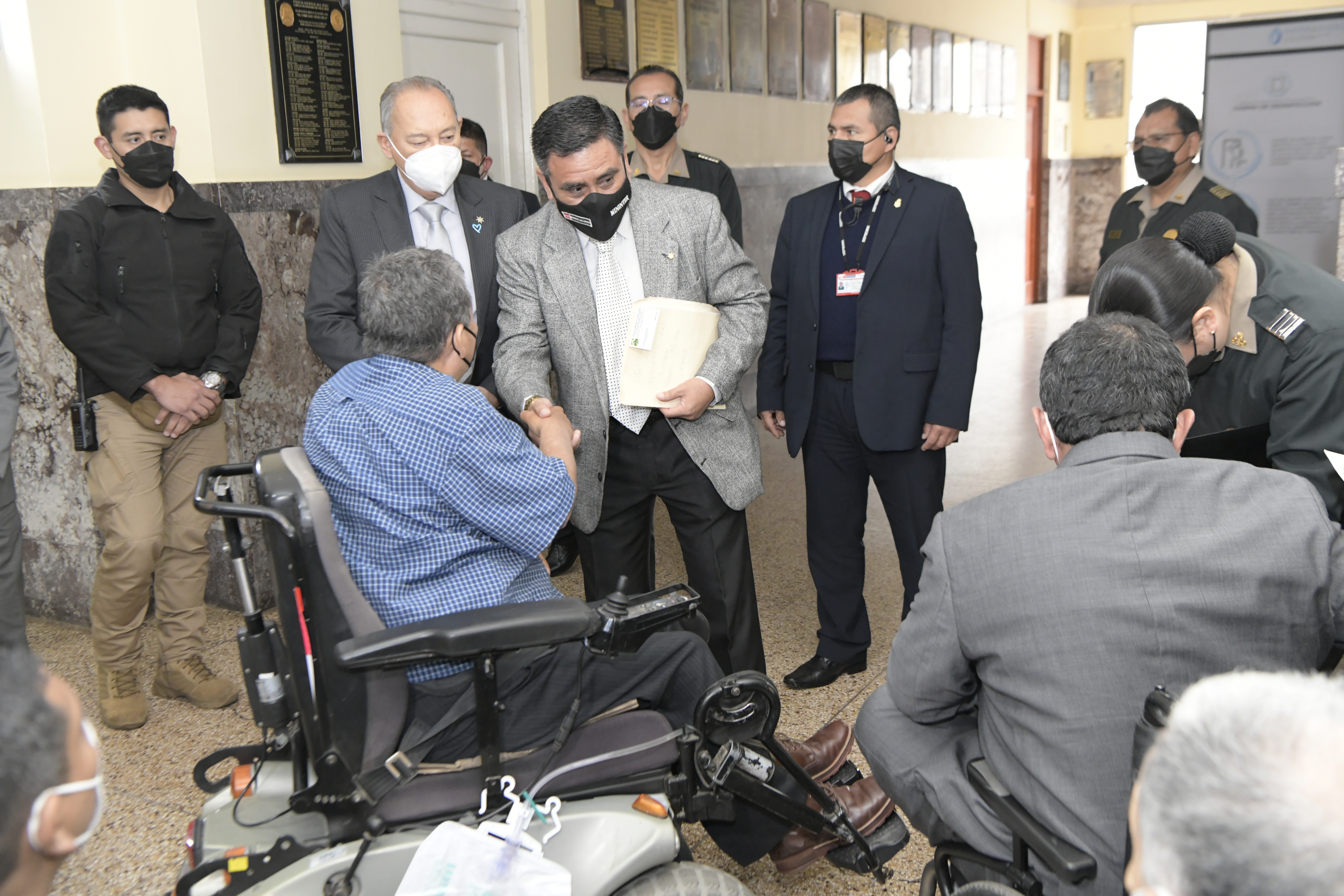 Ministro Huerta dispuso acciones para mejorar atención en salud de la familia policial