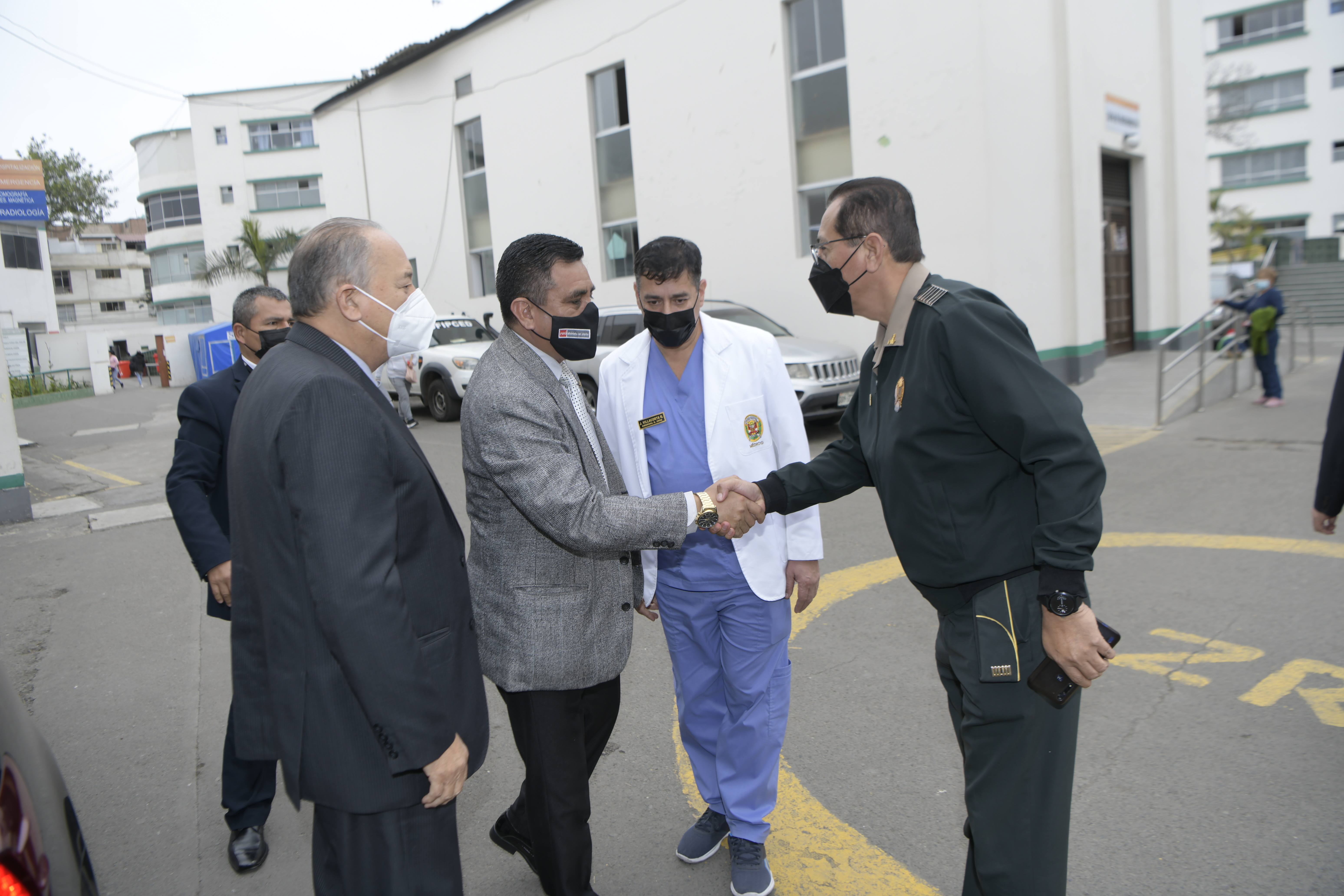 Ministro Huerta dispuso acciones para mejorar atención en salud de la familia policial