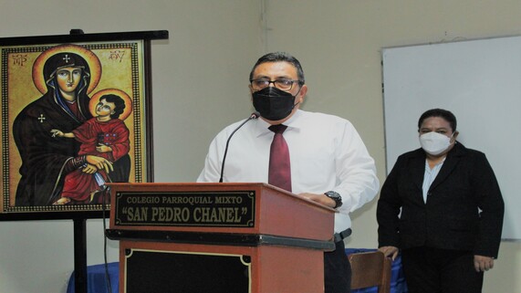 Sub director del colegio San Pedro Chanel brindando palabras de bienvenida.