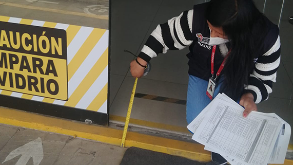 Personal del Conadis Lima fiscalizando accesibilidad en la región Arequipa