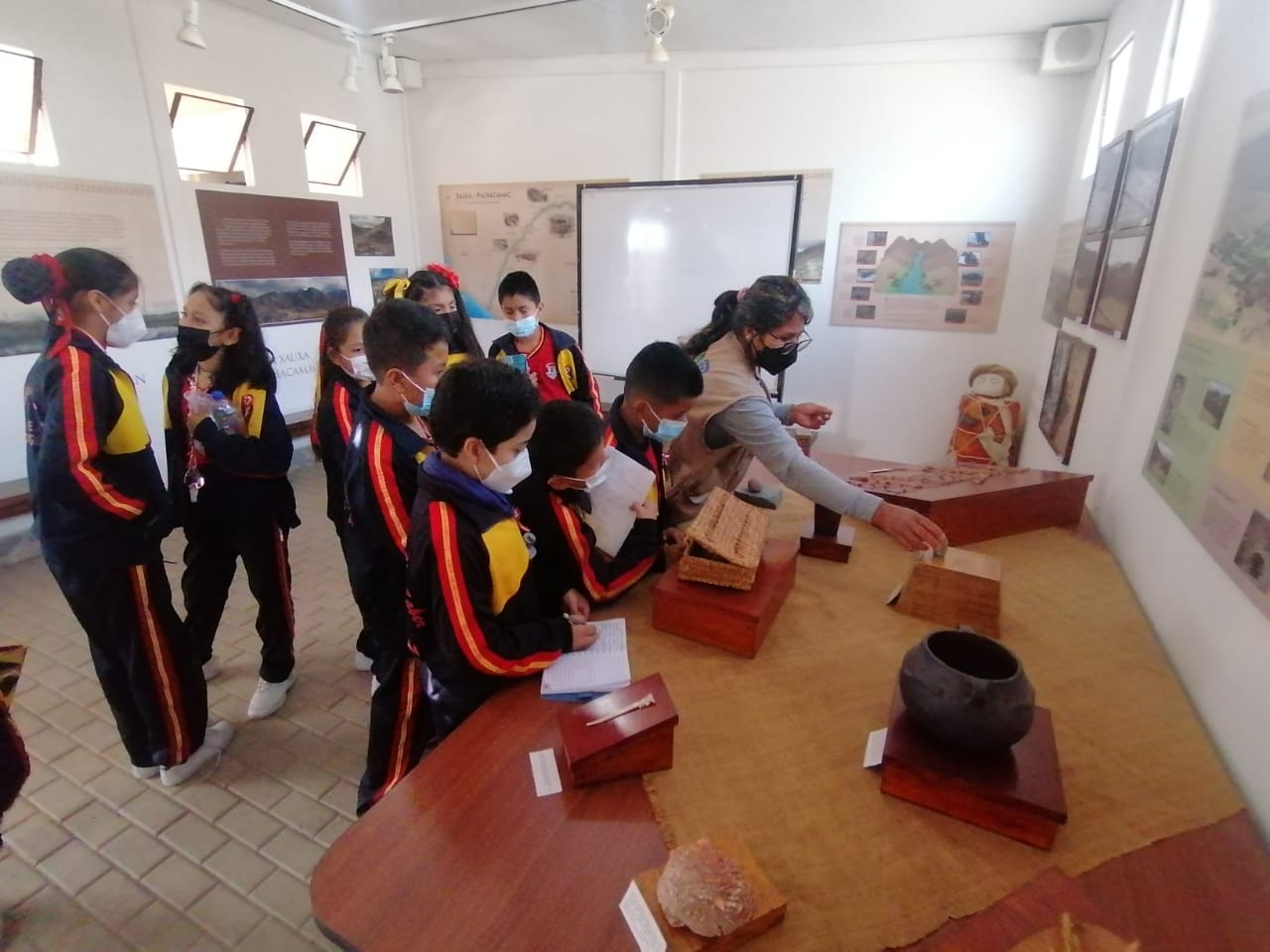 Fotografia 01_Estudiantes de 3ro grado de la I.E.P. caminitos del Saber recorren el circuito de visitas de la ZAM Huaycan de Cieneguilla (1).jpg
