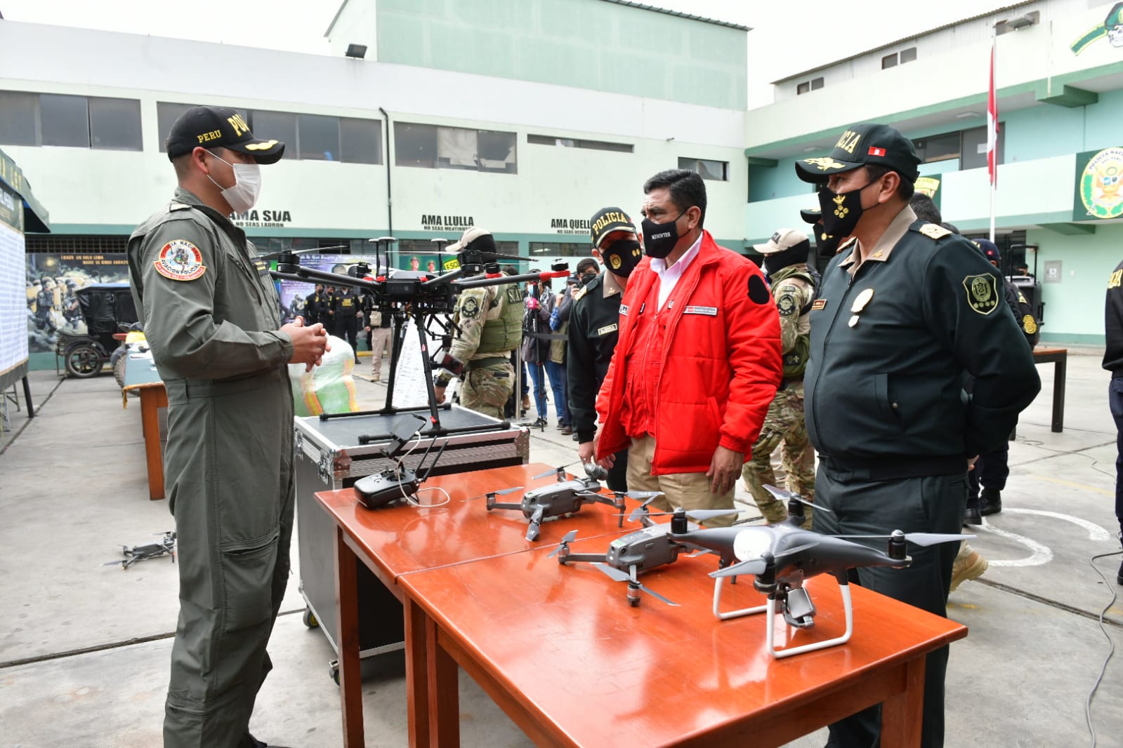 Un grupo de agentes de diferentes unidades especializadas de la Policía Nacional del Perú (PNP) en La Libertad vienen perfeccionando sus habilidades para certificarse en el uso y el manejo de drones a través de capacitaciones establecidas por el Ministerio de Interior (Mininter). Esto, con el fin de fortalecer la lucha contra la delincuencia común y el crimen organizado con el apoyo de estos aparatos aéreos en dicha región del norte del país.
Los agentes que forman parte de los talleres de instrucción se sumarán a los 10 pilotos que actualmente integran el Escuadrón de Drones de la III Macrorregión La Libertad, que a la fecha cuenta con cuatro de estos modernos aparatos tecnológicos empleados en operativos policiales, patrullaje preventivo, intervención y captura de bandas crimínales.
La capacitación de los efectivos policiales empezó hace unos días y se prolongará por dos semanas más a fin de que adquieran nuevos conocimientos y afiancen sus destrezas para operar los drones.
El jefe policial de la III Macrorregión La Libertad, general PNP Augusto Ríos Tiravanti, explicó que en coordinación con el Comando Institucional se designó instructores de drones pertenecientes a la Dirección de Aviación Policial (Diravpol), cuyo personal se encarga de brindar un entrenamiento en operaciones aéreas con drones a agentes de diferentes unidades policiales de la región liberteña como comisarías, Escuadrón de Emergencia, Investigación Criminal, entre otras.
“Al término del entrenamiento, el personal capacitado estará preparado para ser entes de apoyo en la lucha contra la inseguridad ciudadana, de forma preventiva o reactiva; así como en la reducción de la criminalidad común y organizada”, sostuvo Ríos Tiravanti.
Por otra parte, informó que los drones ya se están empleando en operaciones policiales que se ejecutan en la región La Libertad. El jefe policial citó como ejemplo las recientes intervenciones en la provincia de Pataz, donde la Policía Nacional ejecuta acciones contra la minería ilegal y delitos conexos que afectan a la población de dicha localidad.
Cabe mencionar que el Escuadrón de Drones de la a la Dirección de Aviación Policial (Diravpol) es un ente de apoyo de todas las unidades orgánicas de la PNP a nivel nacional. Con el empleo de cinco drones —incluido el moderno Matriz 600— brinda capacitaciones al personal policial para utilizar estos aparatos en operaciones de búsqueda y rescate, conflictos sociales, minería ilegal, patrullaje preventivo, intervención de bandas crimínales y patrullaje integrado en coordinación con las municipalidades locales.
Los instructores de la Diravpol viajan a regiones con el objetivo de entrenar a nuevos pilotos. Además de la región La Libertad, el personal brindó recientemente capacitaciones en las regiones de Cusco y San Martín.