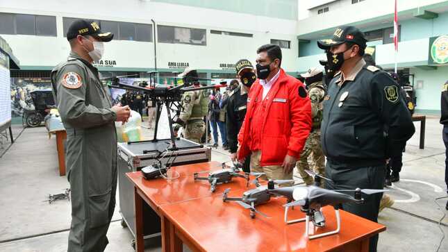Un grupo de agentes de diferentes unidades especializadas de la Policía Nacional del Perú (PNP) en La Libertad vienen perfeccionando sus habilidades para certificarse en el uso y el manejo de drones a través de capacitaciones establecidas por el Ministerio de Interior (Mininter). Esto, con el fin de fortalecer la lucha contra la delincuencia común y el crimen organizado con el apoyo de estos aparatos aéreos en dicha región del norte del país.

Los agentes que forman parte de los talleres de instrucción se sumarán a los 10 pilotos que actualmente integran el Escuadrón de Drones de la III Macrorregión La Libertad, que a la fecha cuenta con cuatro de estos modernos aparatos tecnológicos empleados en operativos policiales, patrullaje preventivo, intervención y captura de bandas crimínales.

La capacitación de los efectivos policiales empezó hace unos días y se prolongará por dos semanas más a fin de que adquieran nuevos conocimientos y afiancen sus destrezas para operar los drones. 

El jefe policial de la III Macrorregión La Libertad, general PNP Augusto Ríos Tiravanti, explicó que en coordinación con el Comando Institucional se designó instructores de drones pertenecientes a la Dirección de Aviación Policial (Diravpol), cuyo personal se encarga de brindar un entrenamiento en operaciones aéreas con drones a agentes de diferentes unidades policiales de la región liberteña como comisarías, Escuadrón de Emergencia, Investigación Criminal, entre otras. 

“Al término del entrenamiento, el personal capacitado estará preparado para ser entes de apoyo en la lucha contra la inseguridad ciudadana, de forma preventiva o reactiva; así como en la reducción de la criminalidad común y organizada”, sostuvo Ríos Tiravanti.

Por otra parte, informó que los drones ya se están empleando en operaciones policiales que se ejecutan en la región La Libertad. El jefe policial citó como ejemplo las recientes intervenciones en la provincia de Pataz, donde la Policía Nacional ejecuta acciones contra la minería ilegal y delitos conexos que afectan a la población de dicha localidad.

Cabe mencionar que el Escuadrón de Drones de la a la Dirección de Aviación Policial (Diravpol) es un ente de apoyo de todas las unidades orgánicas de la PNP a nivel nacional. Con el empleo de cinco drones —incluido el moderno Matriz 600— brinda capacitaciones al personal policial para utilizar estos aparatos en operaciones de búsqueda y rescate, conflictos sociales, minería ilegal, patrullaje preventivo, intervención de bandas crimínales y patrullaje integrado en coordinación con las municipalidades locales.

Los instructores de la Diravpol viajan a regiones con el objetivo de entrenar a nuevos pilotos. Además de la región La Libertad, el personal brindó recientemente capacitaciones en las regiones de Cusco y San Martín. 

