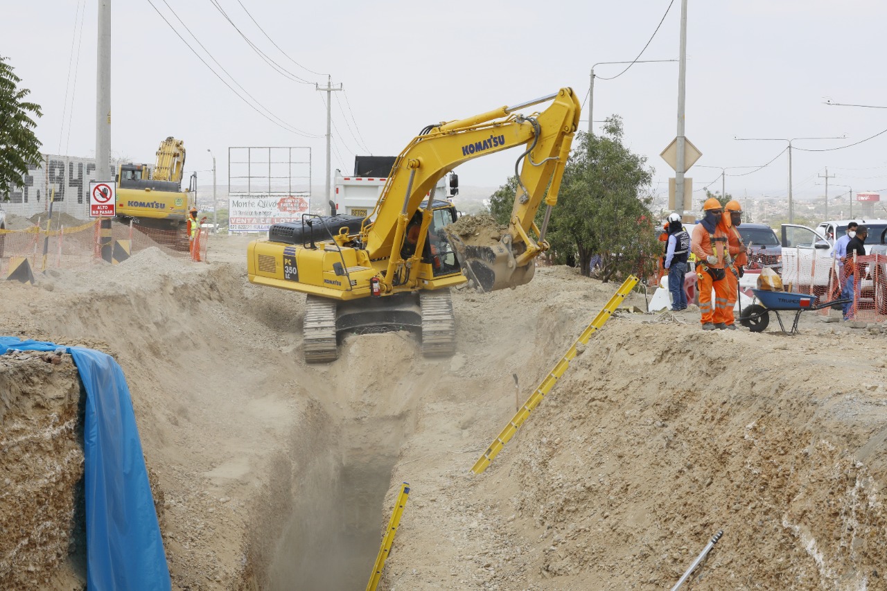Maquinaria haciendo zanjas de obras de agua potable