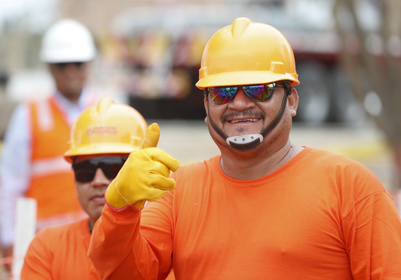 Obrero saludando a la cámara durante ejecución de proyecto de agua potable