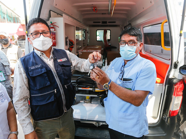 Establecimientos de salud de Pucallpa fortalecen su capacidad de asistencia médica con tres ambulancias nuevas